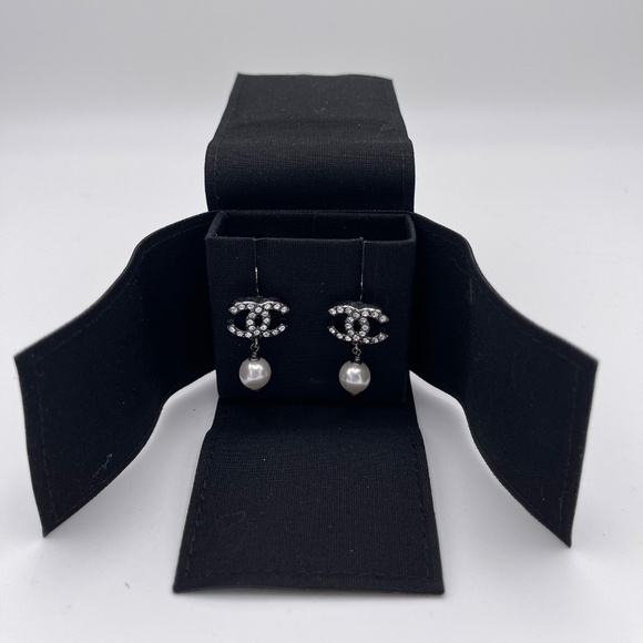 CHANEL PEARL DROP CRYSTAL EARRINGS - Picture 1 of 7